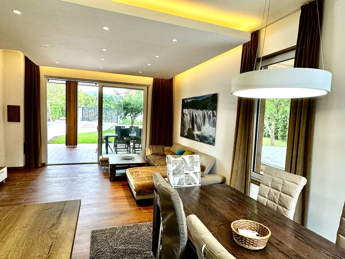 Villa Wood & Green Pool & Spa Residence