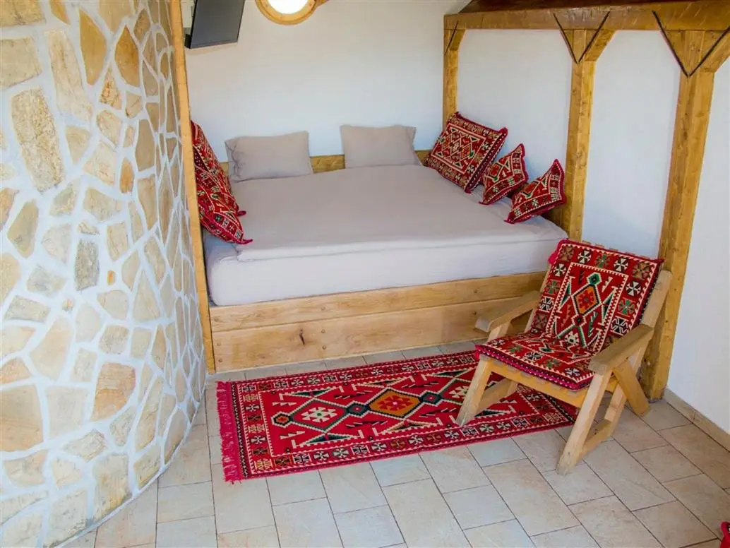 Mountain bungalows and a Hobbit House - Jazavčije Rupe