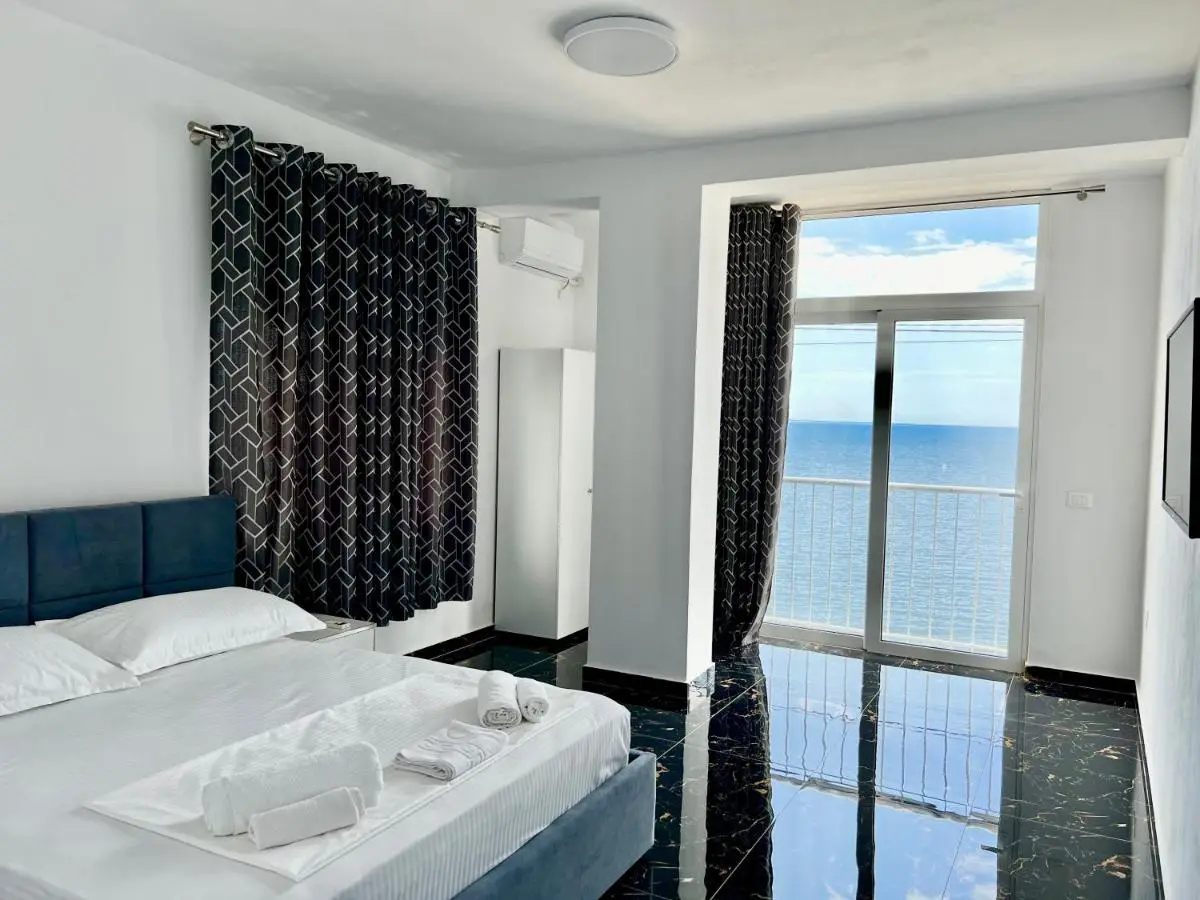 Redi's Seaview Apartments