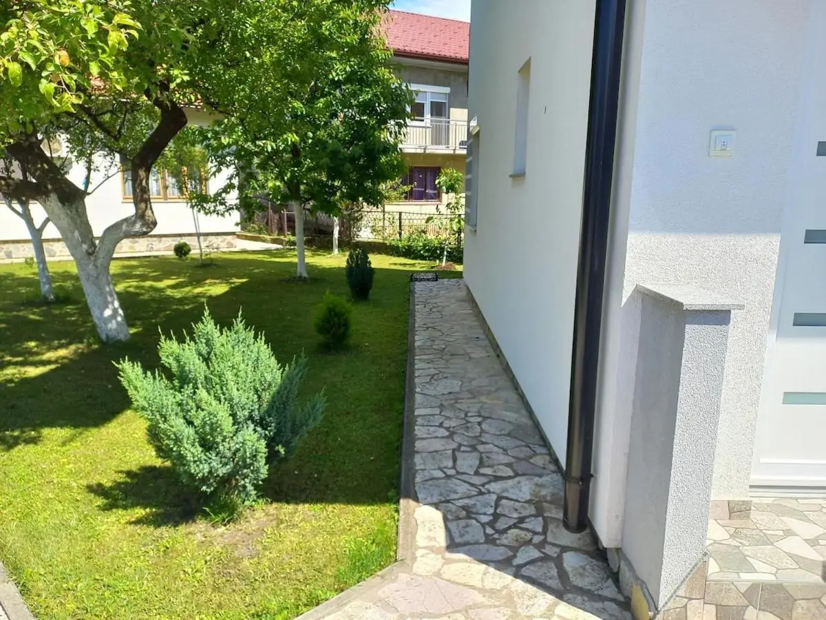 Ćeif HOUSE