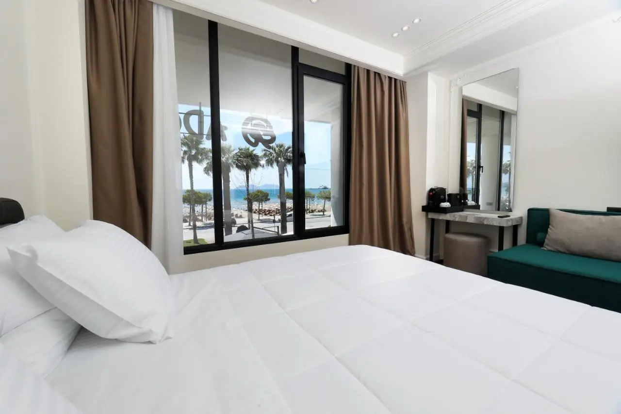 Hotel Adore