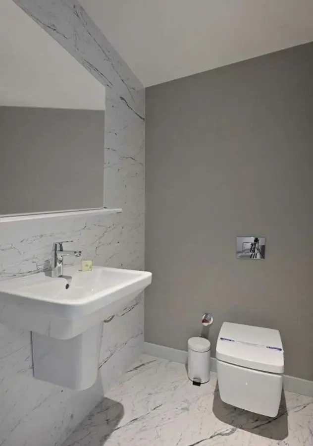 Bright Lovely Modern 2BD25 Condo PoolGym! #220