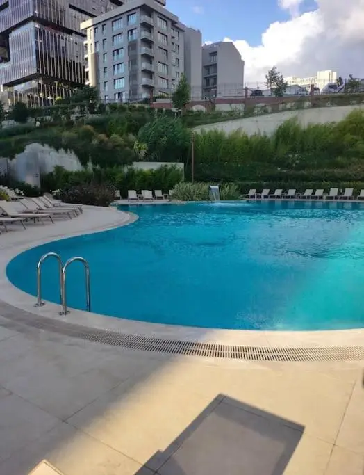 Elegant 2 bedroom apt Sinpas queen gym pools
