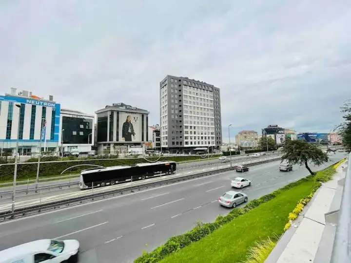 Luxury Central Fully Equipped 3BR 2BA Apartment by Siena Suites