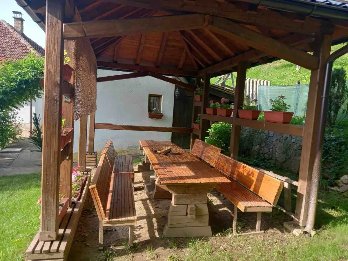 1-min to Bus /  House with Big Garden and BBQ