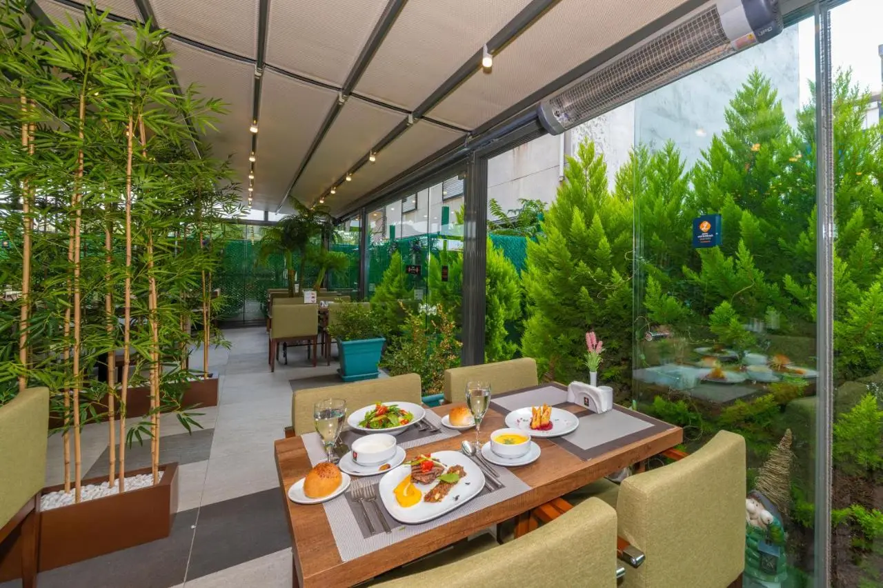 Land Park Hotel