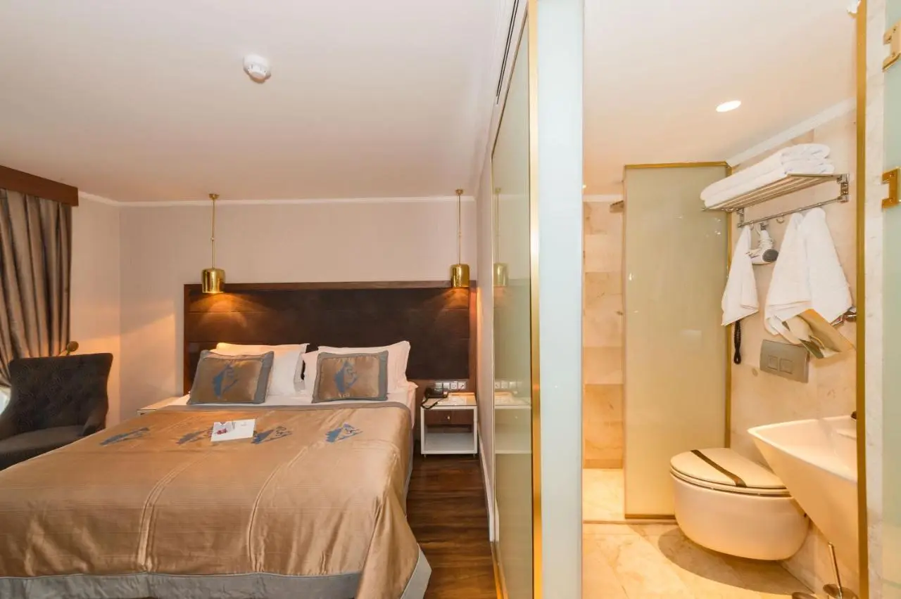 Darkmen Hotel