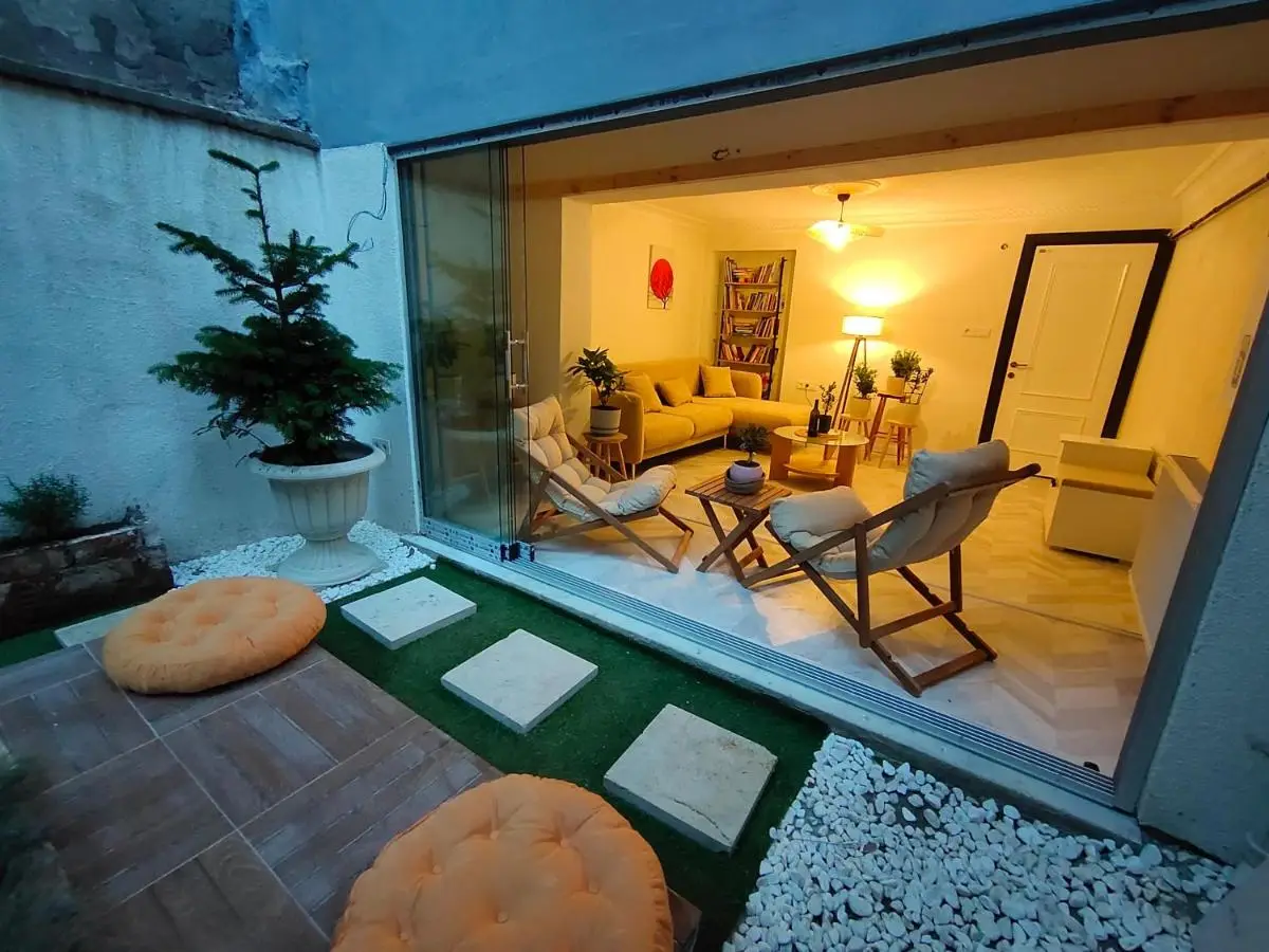 baesment 2BR apt with 2toilet and 2bath 8min to metro #1