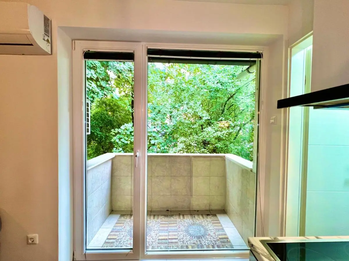 Spacious Two-Bedroom Apartment with Free Parking