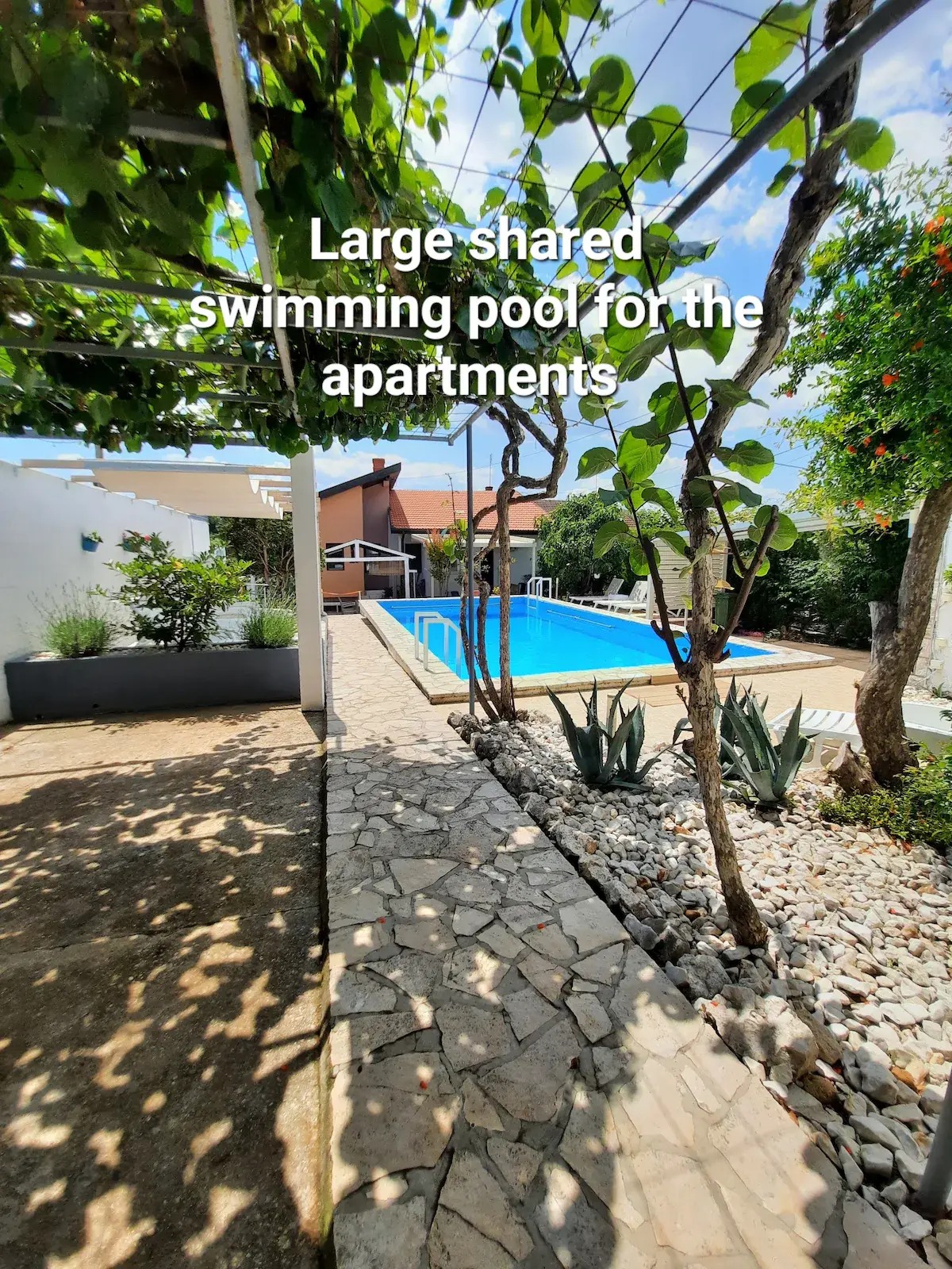 Riverside Apartment, pool, river&garden oasis