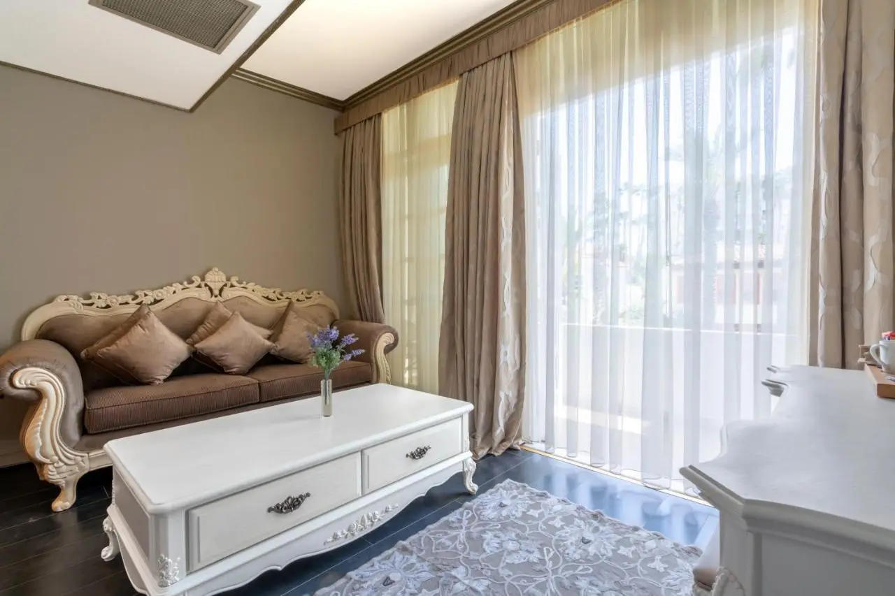 Elegance East Hotel