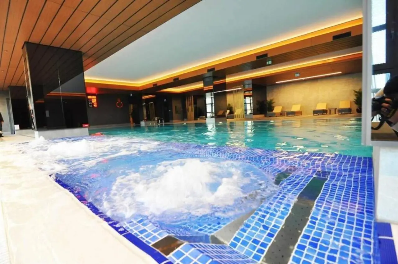 Bright Lovely Modern 2BD25 Condo PoolGym! #220