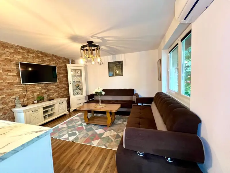 Spacious Two-Bedroom Apartment with Free Parking
