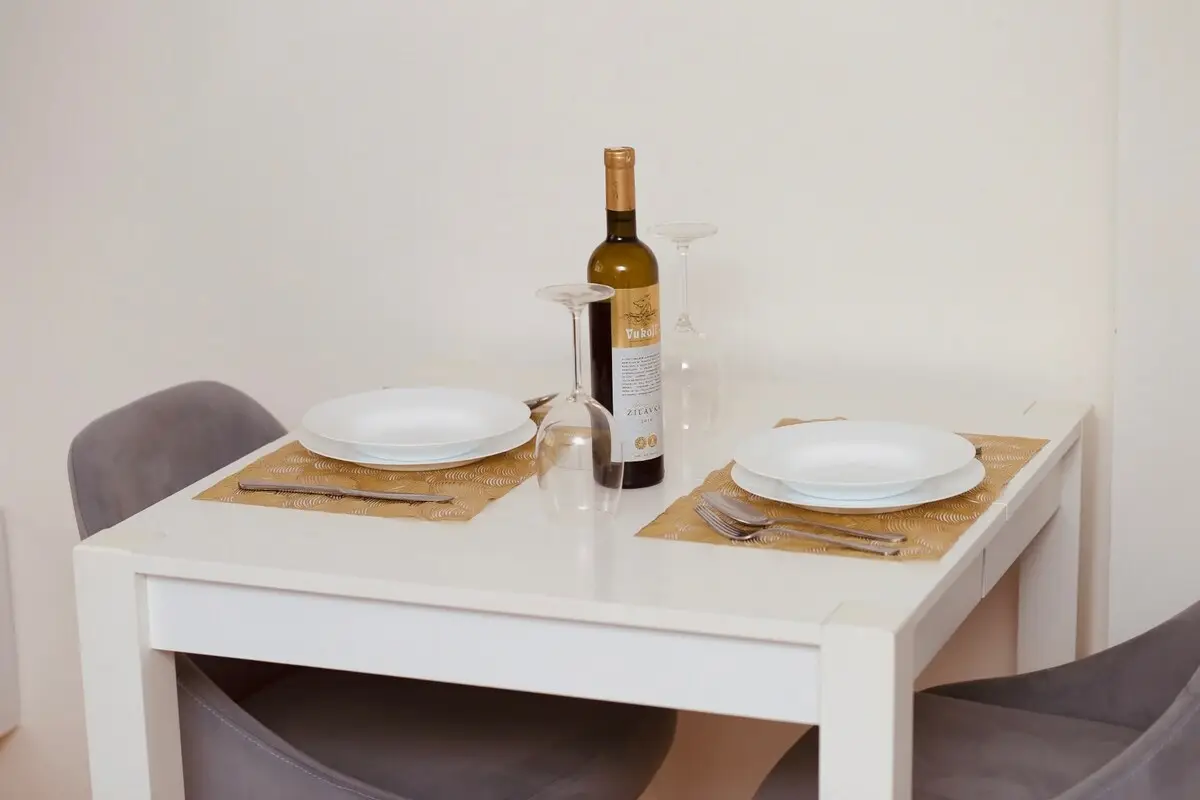 DeluxeSuite, Full Kitchen, KingSize Bed, AC WiFi