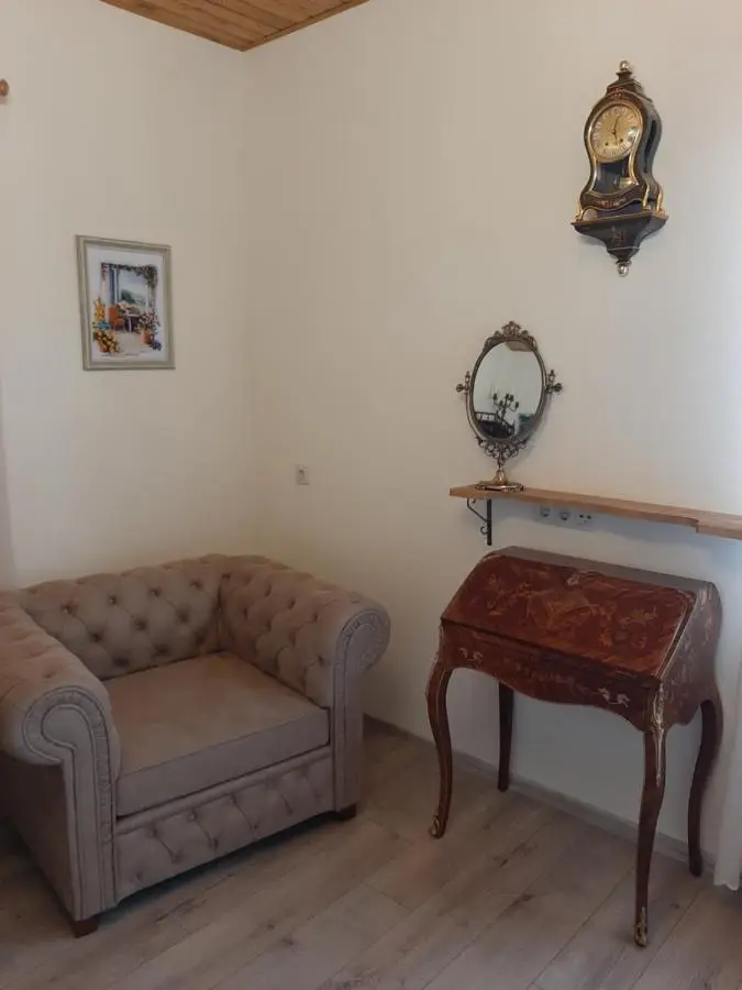 Vintage Art Rooms