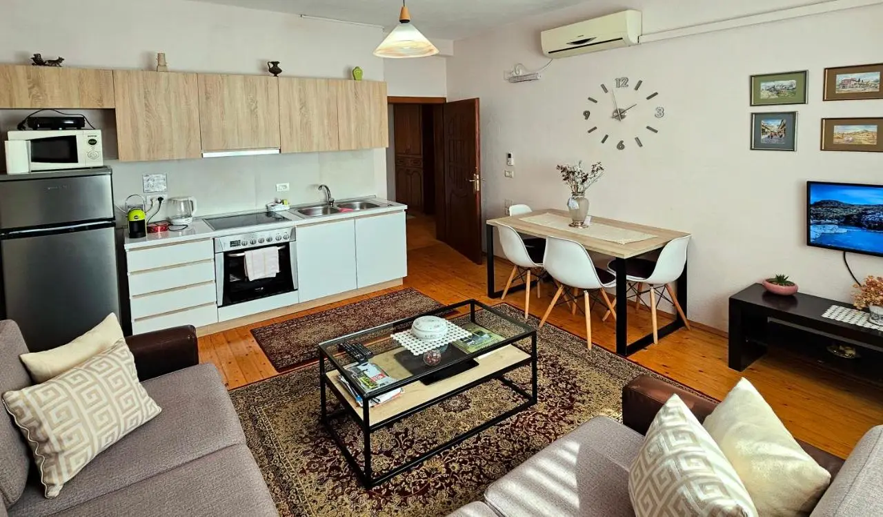 All Seasons Apartments - Free Parking & City Center
