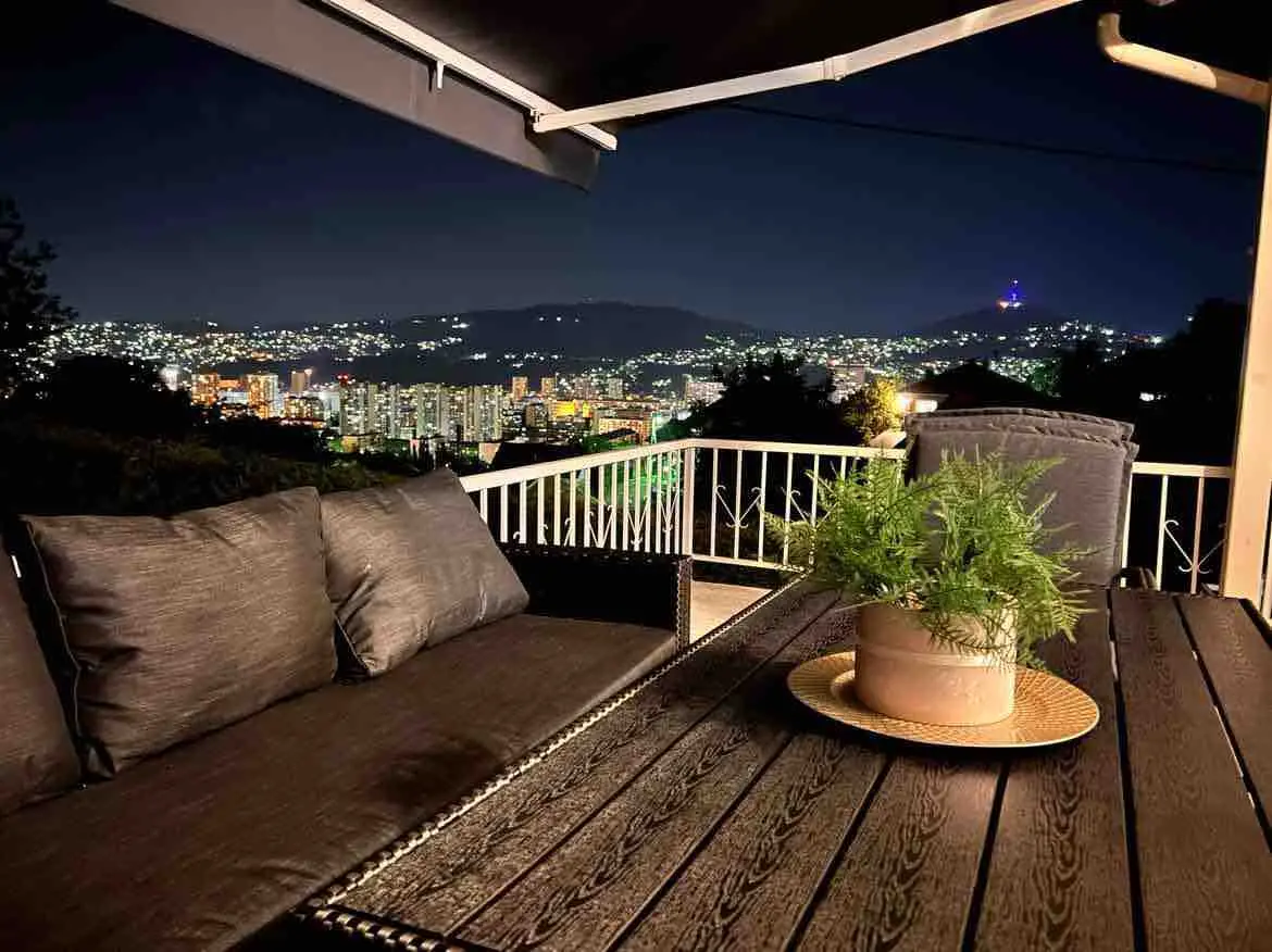 House with THE BEST View+Garage