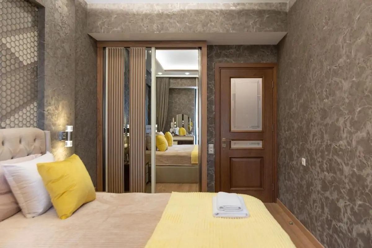 2-Bedroom Apartment with Spacious Park View Balcony - Parking - Vake, Tbilisi
