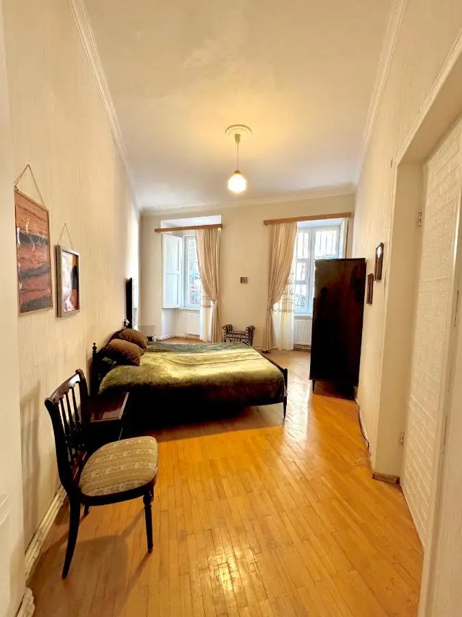 Old Tbilisi Authentic spacious 3BR Apartment with Balcony, Walk to Freedom Sq, Family friendly