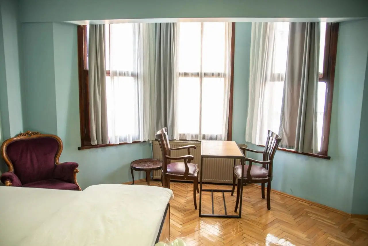 YOLO Hostel