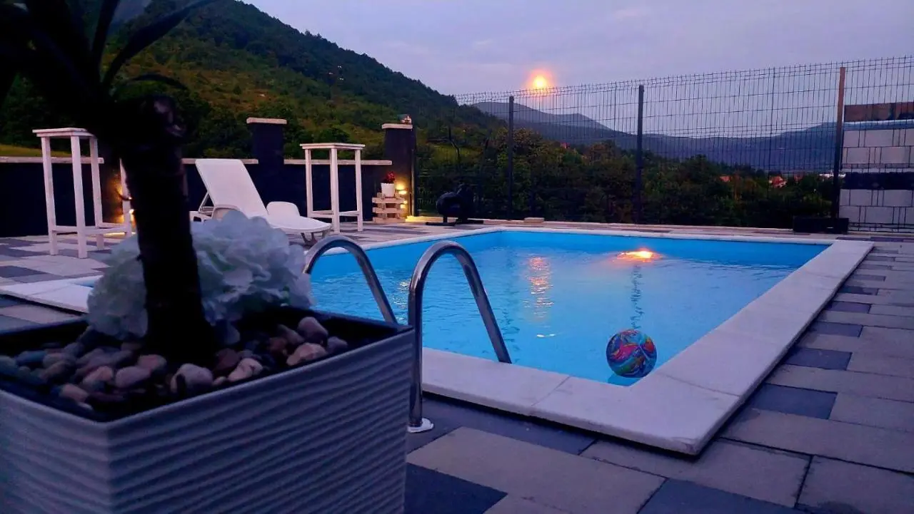 Holiday House White Hill
