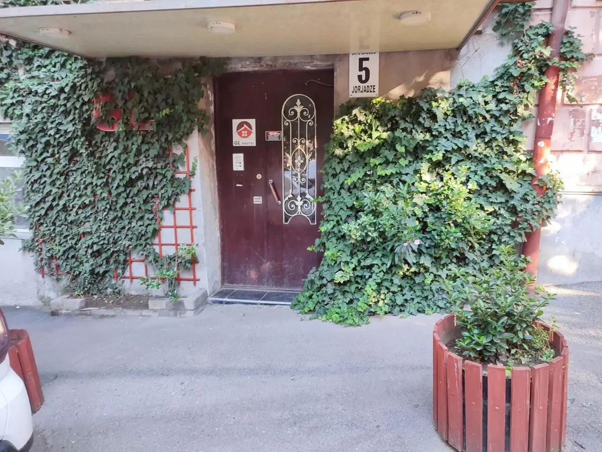 G&L APARTMENTS