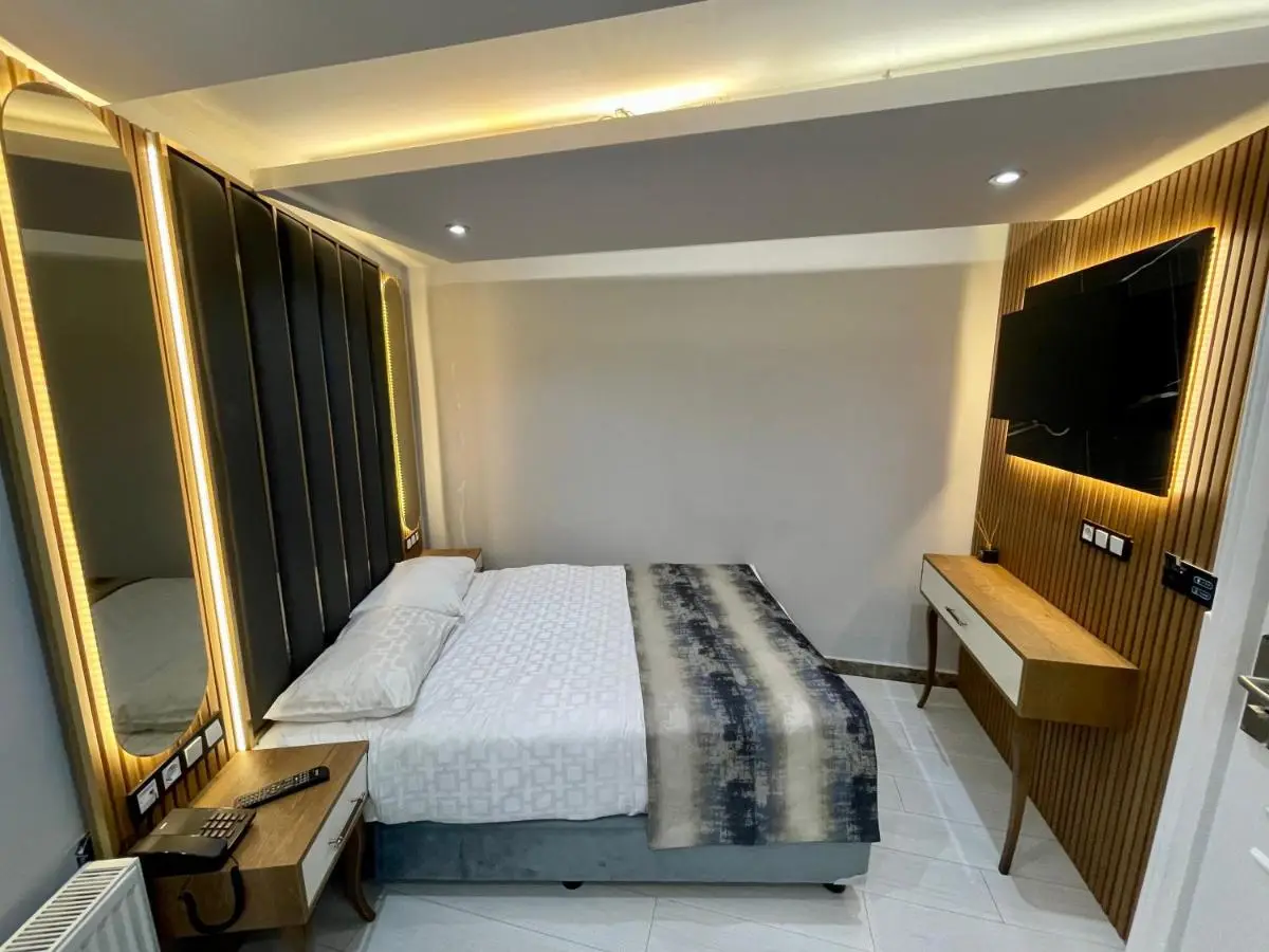 Crowned Hotel