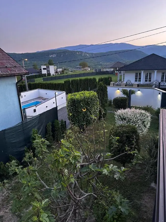 Holiday House White Hill
