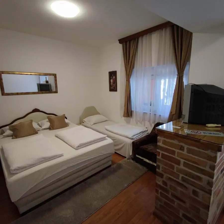 Apartments and rooms Lena