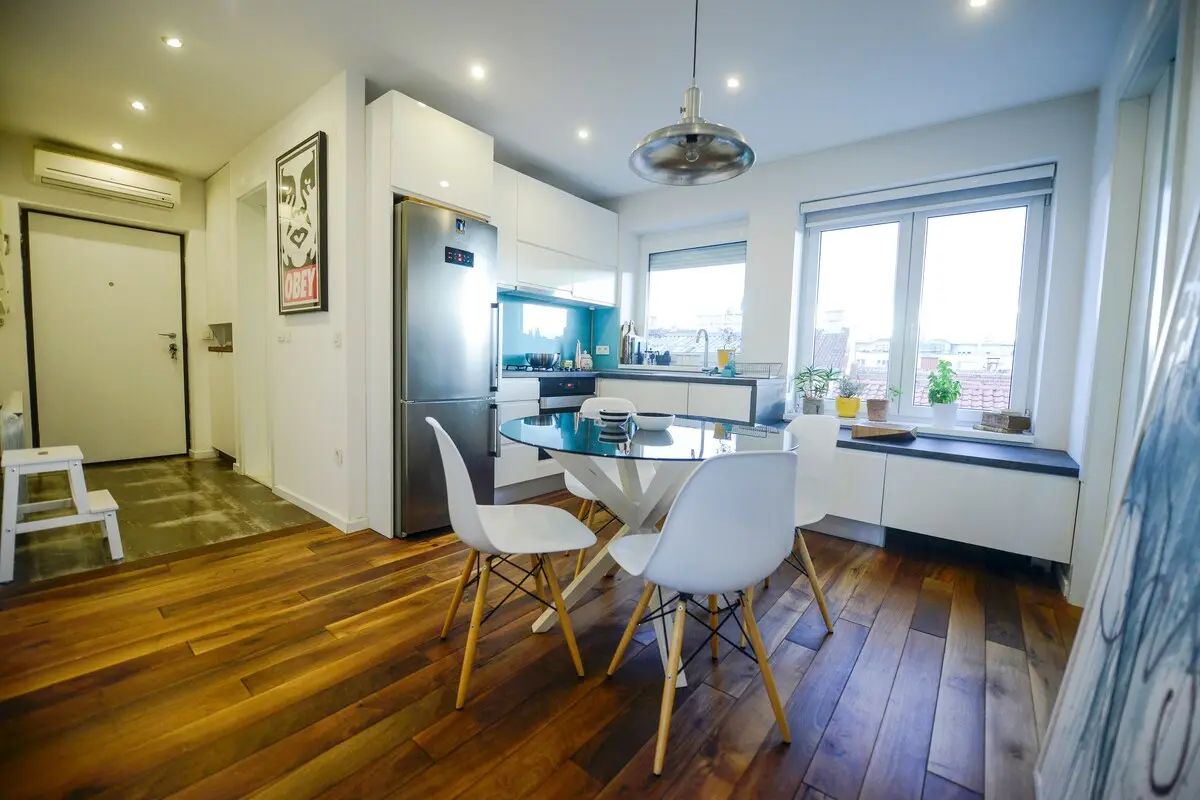 Top location penthouse apt.