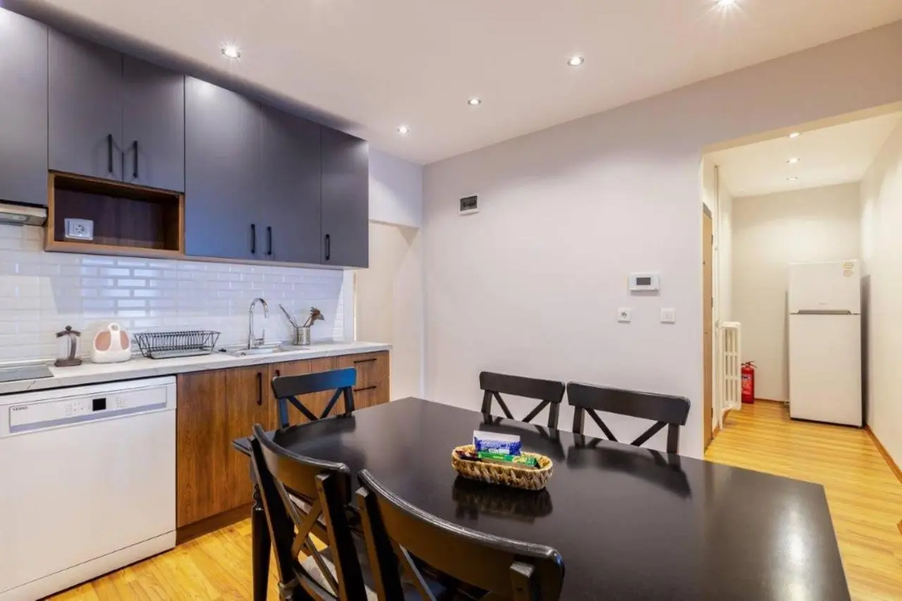 Spacious Modern Airy 4Bed2Bath Central Home! #369