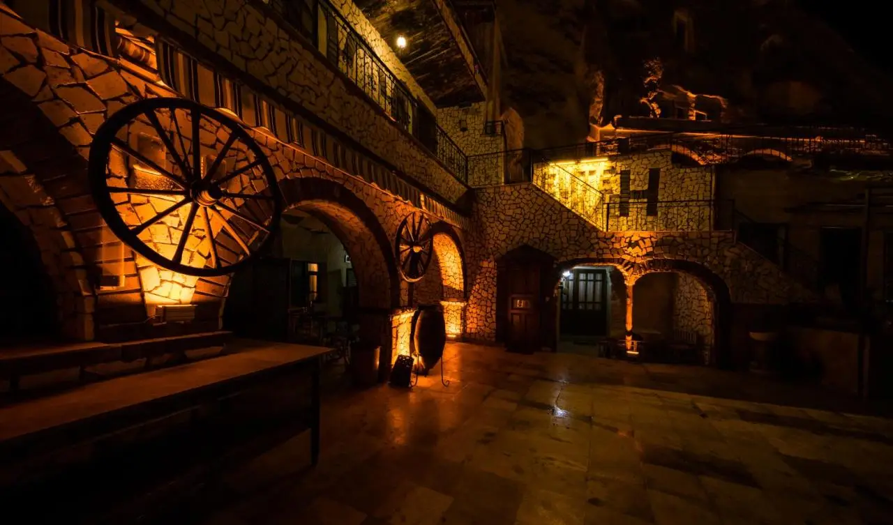 Elite Cave Suites