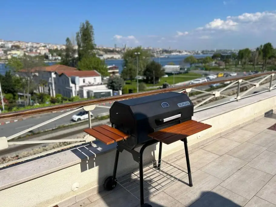 Waterfront Villa by the Tram - Private Terrace with Dome & Golden Horn View in Fatih