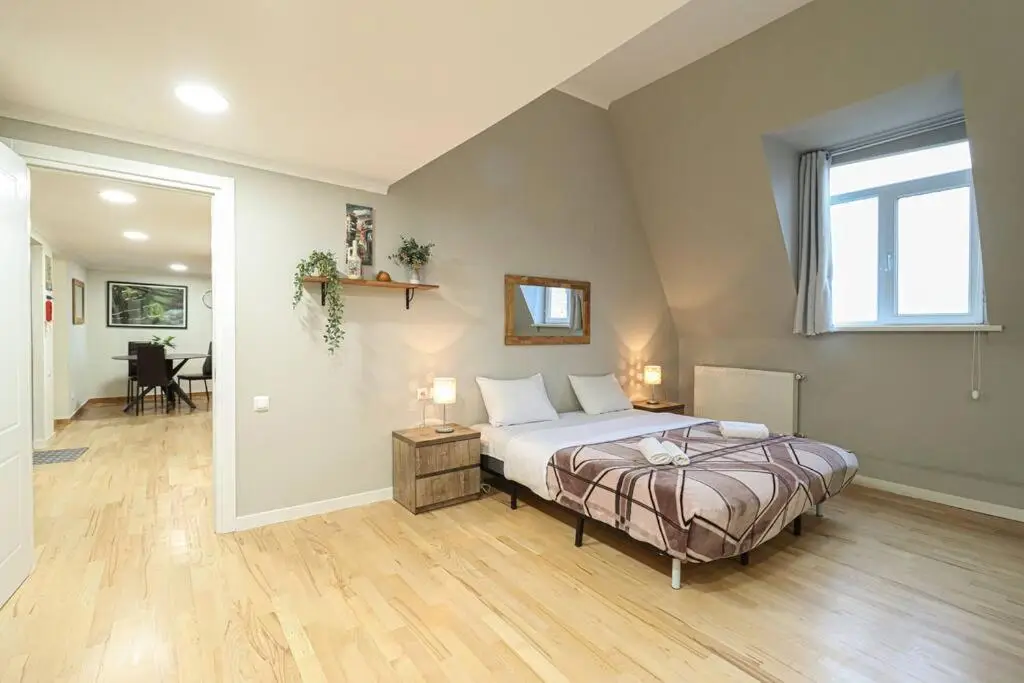 Cosy Central 2-BR Apartment-By Wehost