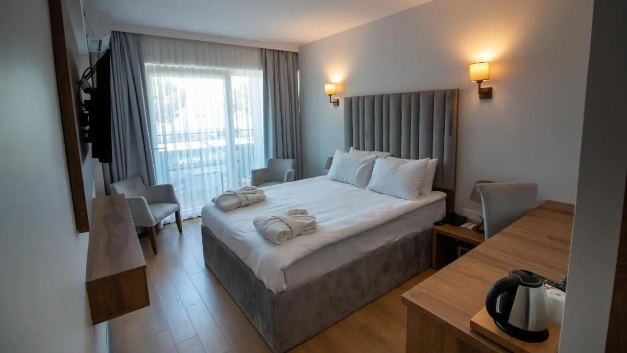 Lake Life Hotel