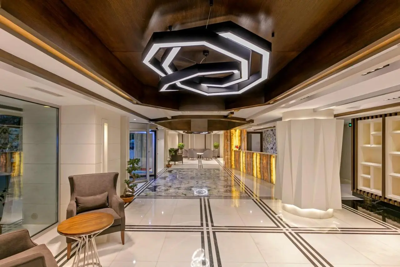 B Business Hotel & Spa