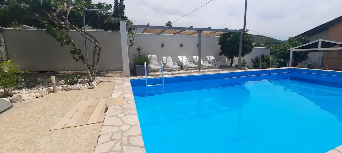 Riverside Apartment, pool, river&garden oasis