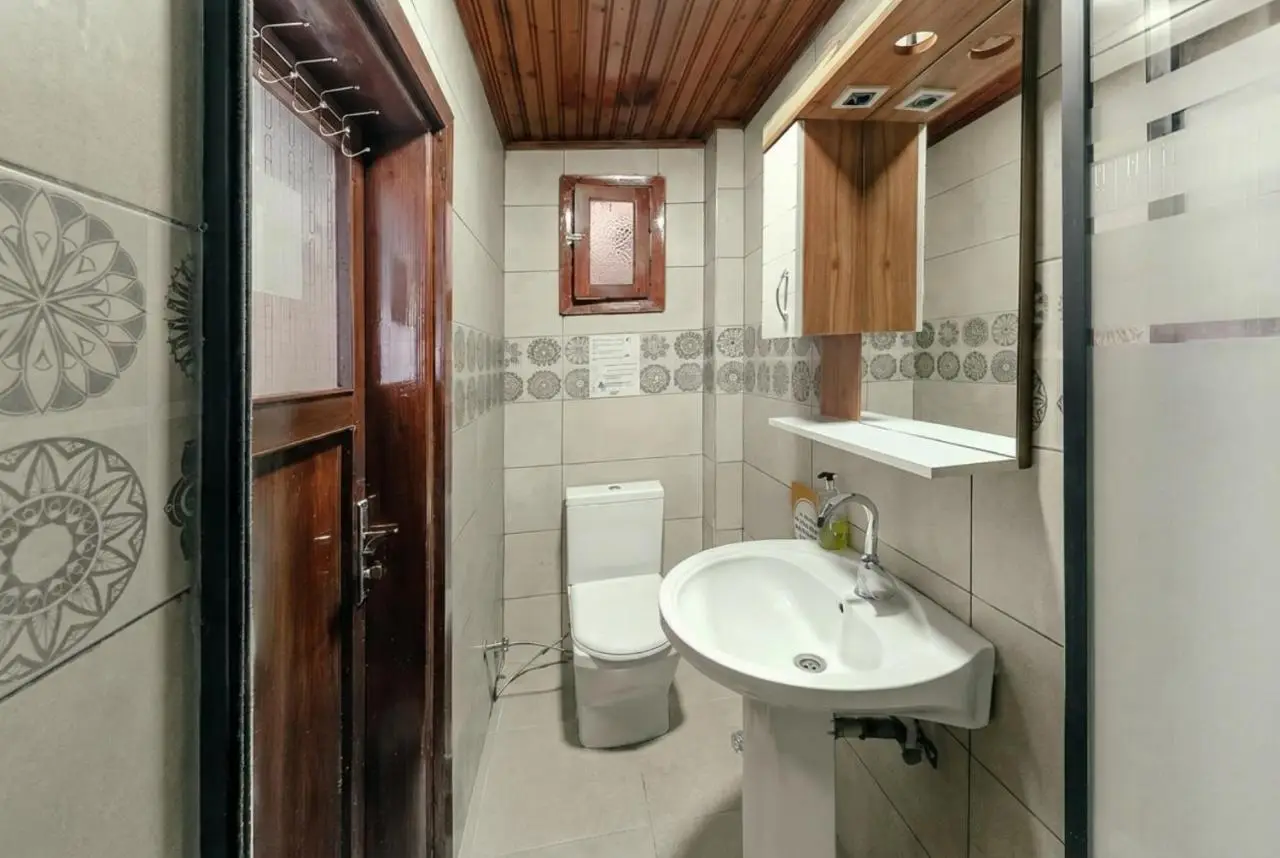 YOLO Hostel