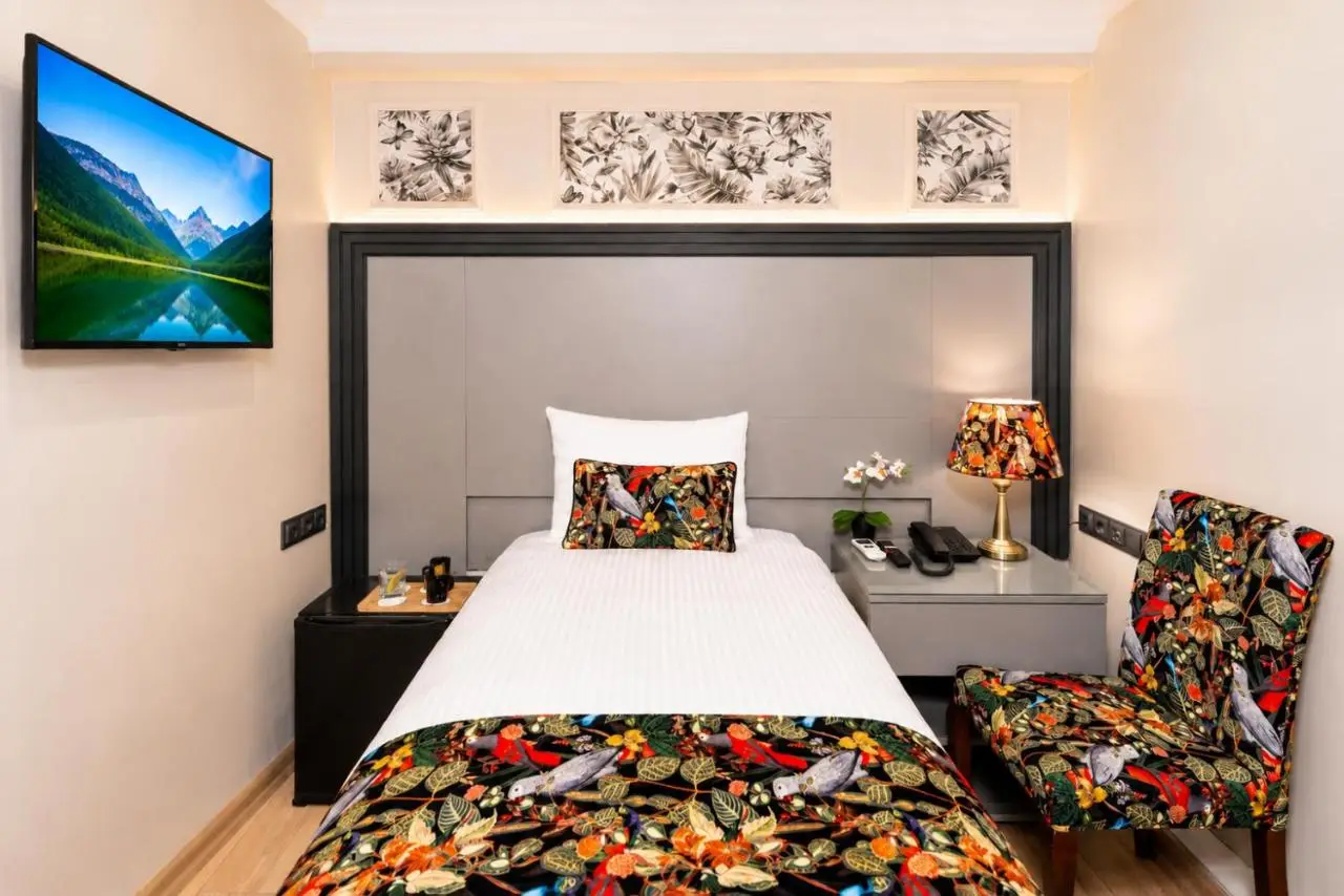 Bond Hotel