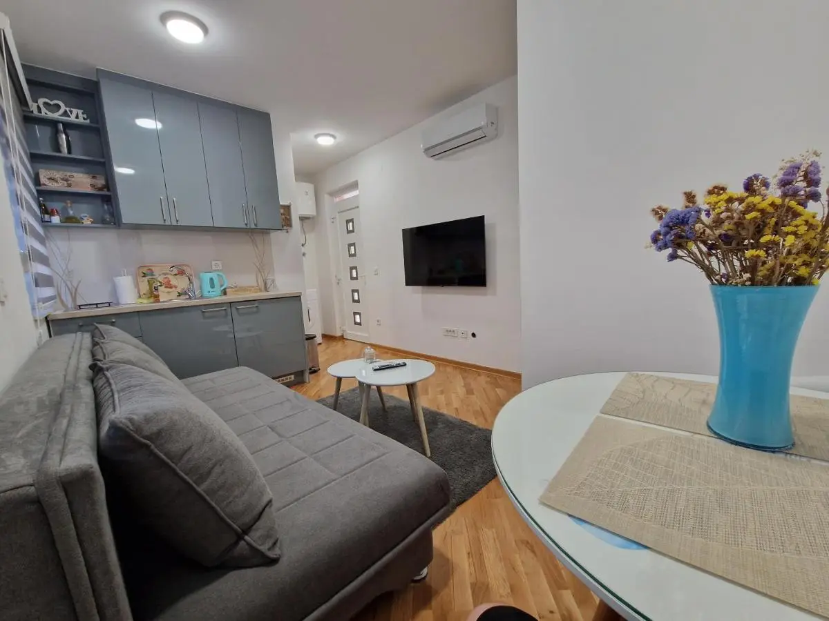 Villa Tamara with garden and river view - free private parking Bicycle & Motorcycle Garage