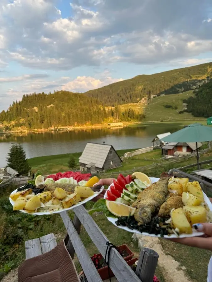 Prokoško jezero Zlatna koliba