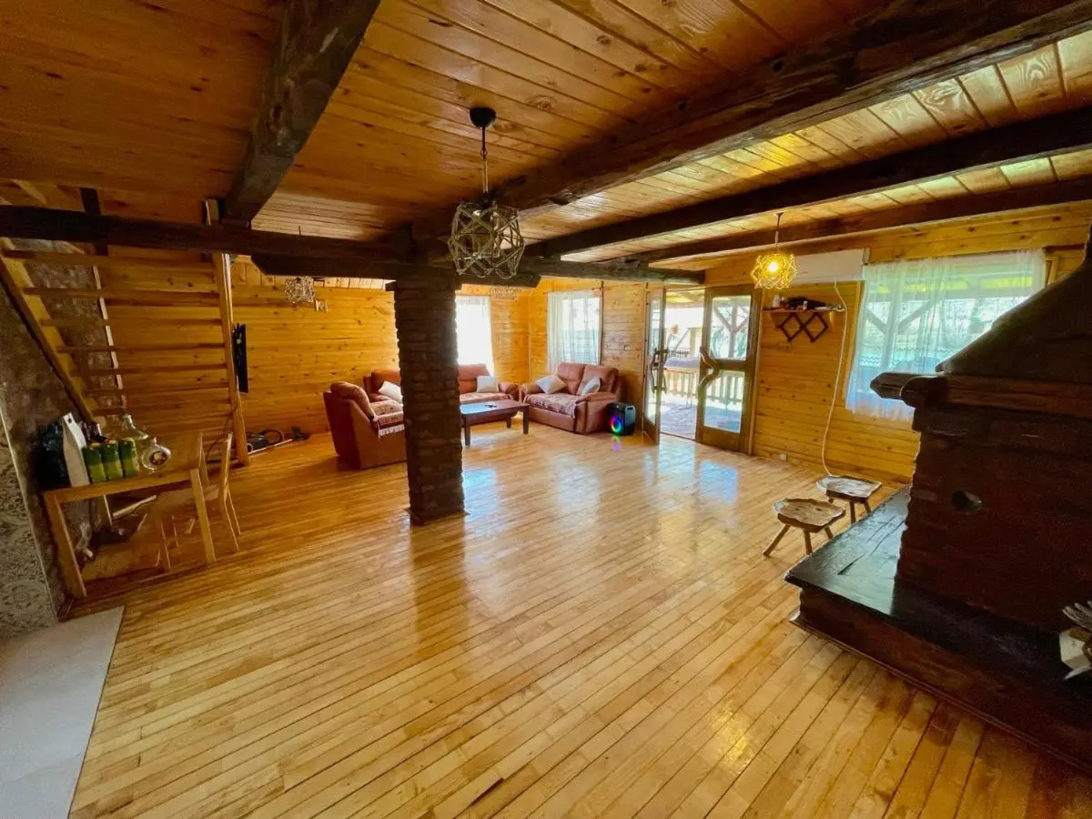 "River paradise" Vikendica sa bazenom, ladarom i kaminom na samoj obali Vrbasa Banja Luka