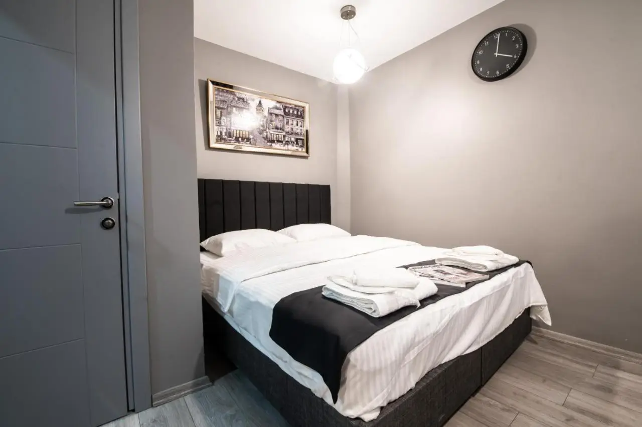 opera wall suite
