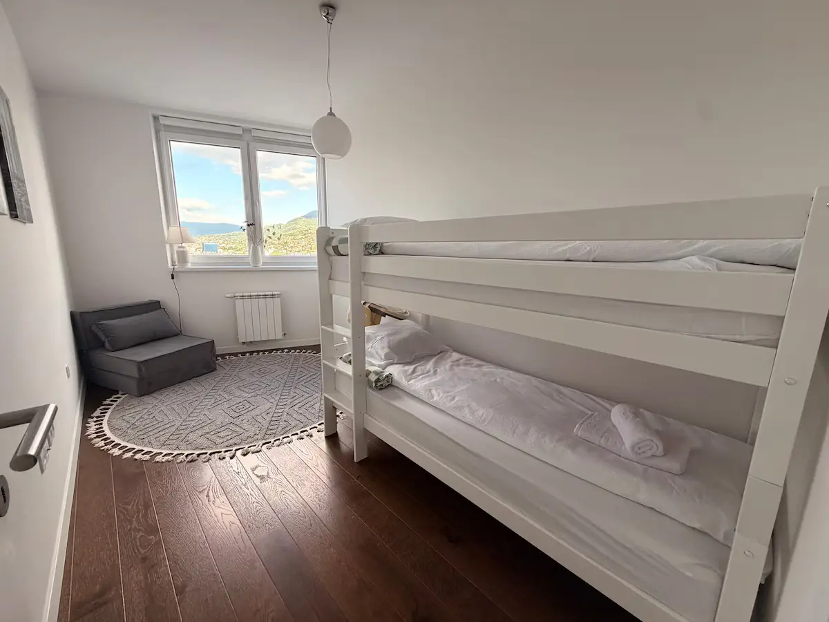 Spacious Apartment with Stunning Views & Many Beds
