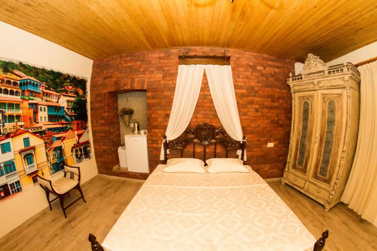 Vintage Art Rooms