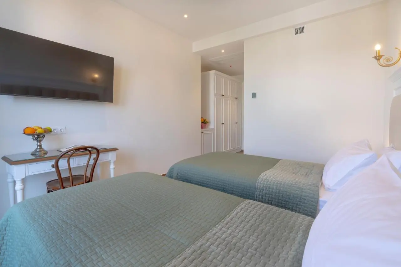 Iris Hotel