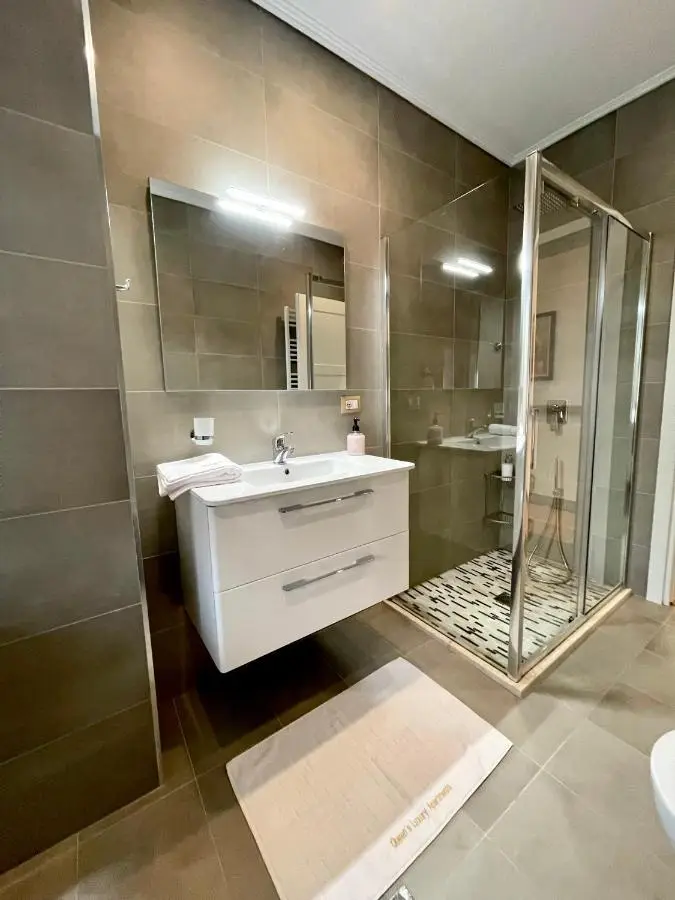 Queen’s Luxury Apartments Lake