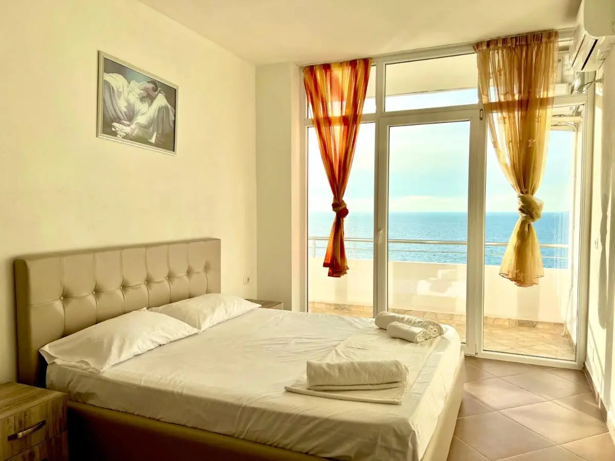 Redi's Seaview Apartments