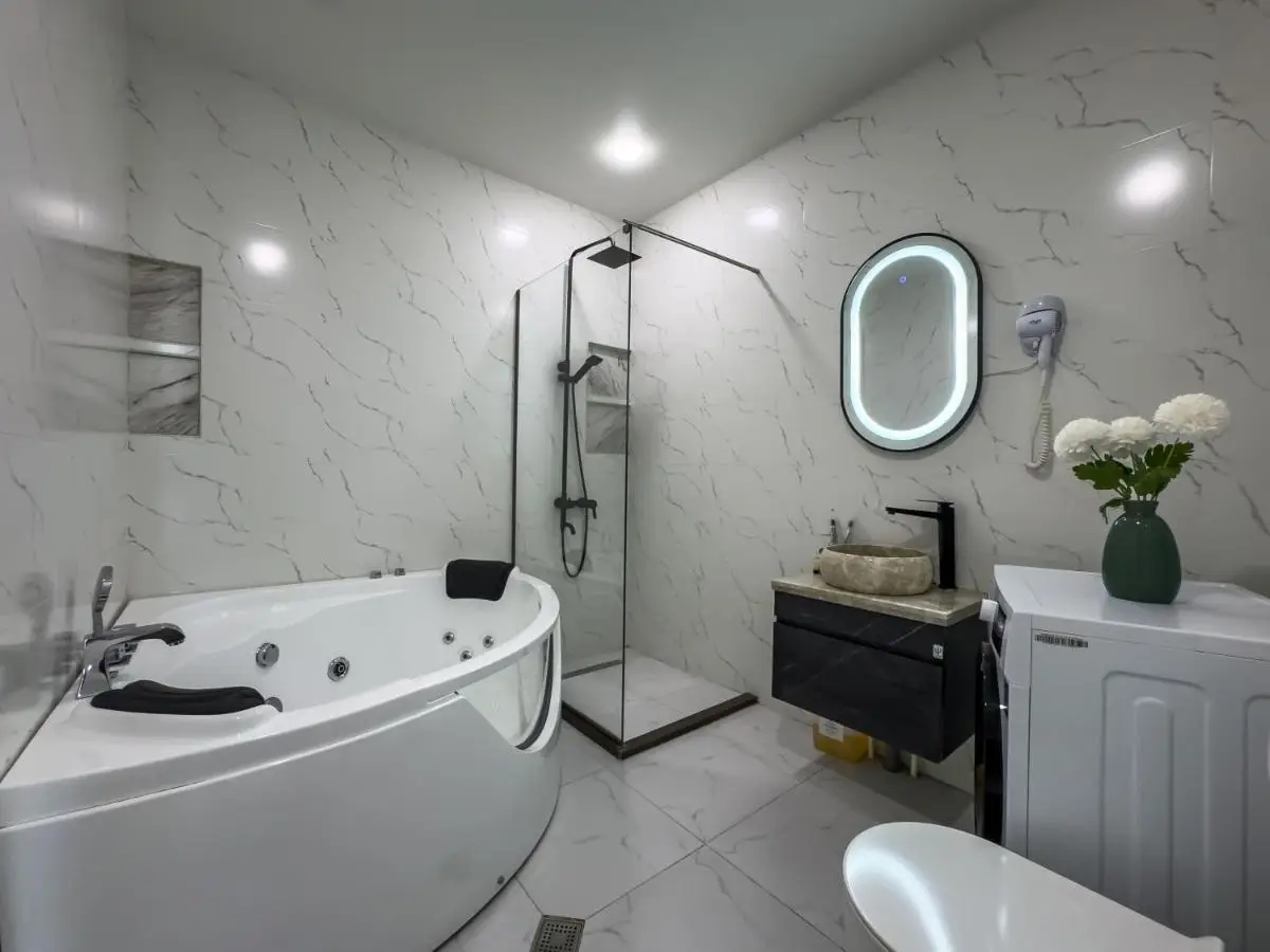 Shirin And Cozy Apartment With Jacuzzi Balcony