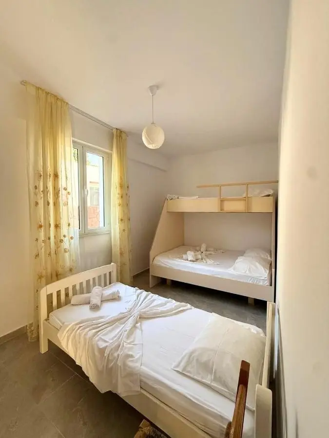 Villa Joli - Spacious Houses with Yard & Parking in Central Vlore